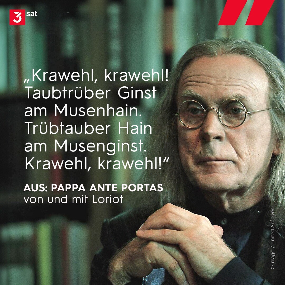 Bildbeschreibung: Der Dichter Lothar Frohwein, gespielt von Loriot, sitzt mit aufgestützten Armen und ineinander verschränkten Fingern am Tisch. Er hat strähniges graues Haar, sein Blick ist konzentriert. Zitat auf dem Szenenbild: „Krawehl, krawehl! <br />Taubtrüber Ginst am Musenhain. Trübtauber Hain am Musenginst. Krawehl, krawehl!“ AUS: PAPPA ANTE PORTAS von und mit Loriot